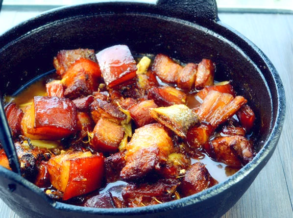 Foto del plato terminado de Cerdo Guisado con Pescado Salado