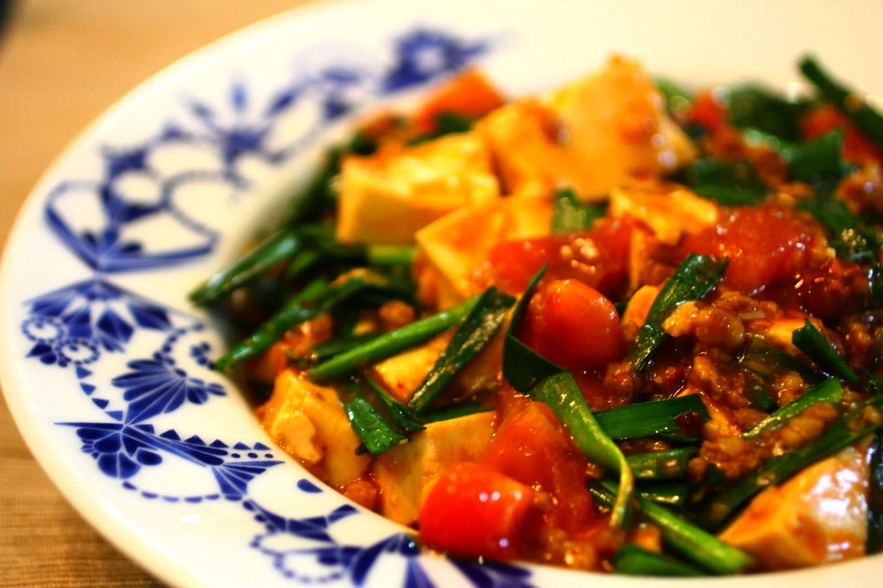Foto del plato terminado de Mapo Tofu con Puerro y Tomate de "¿Qué Comiste Ayer?"