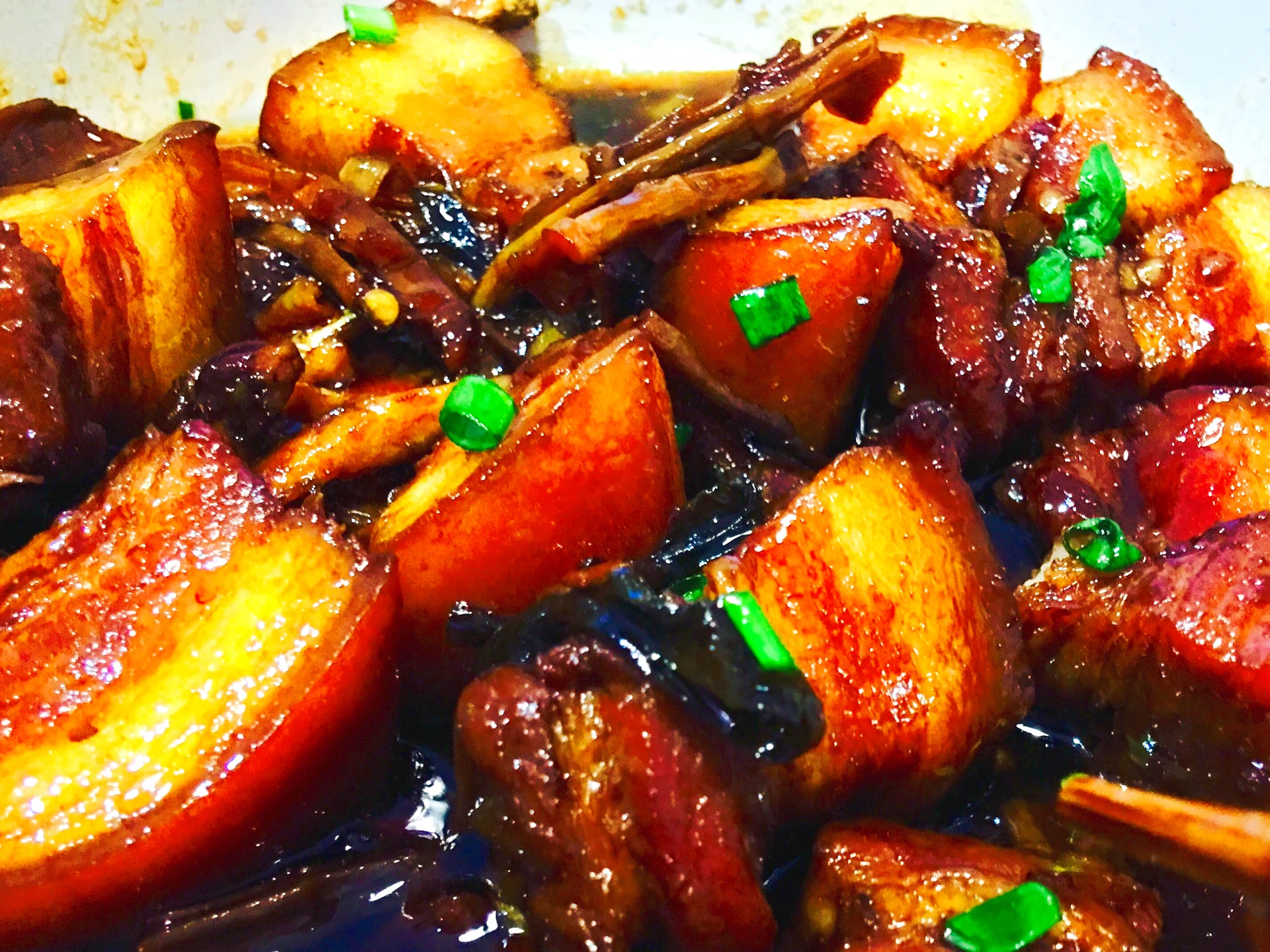 Foto del plato terminado de Cerdo estofado con brotes de bambú secos – Perfecto con arroz