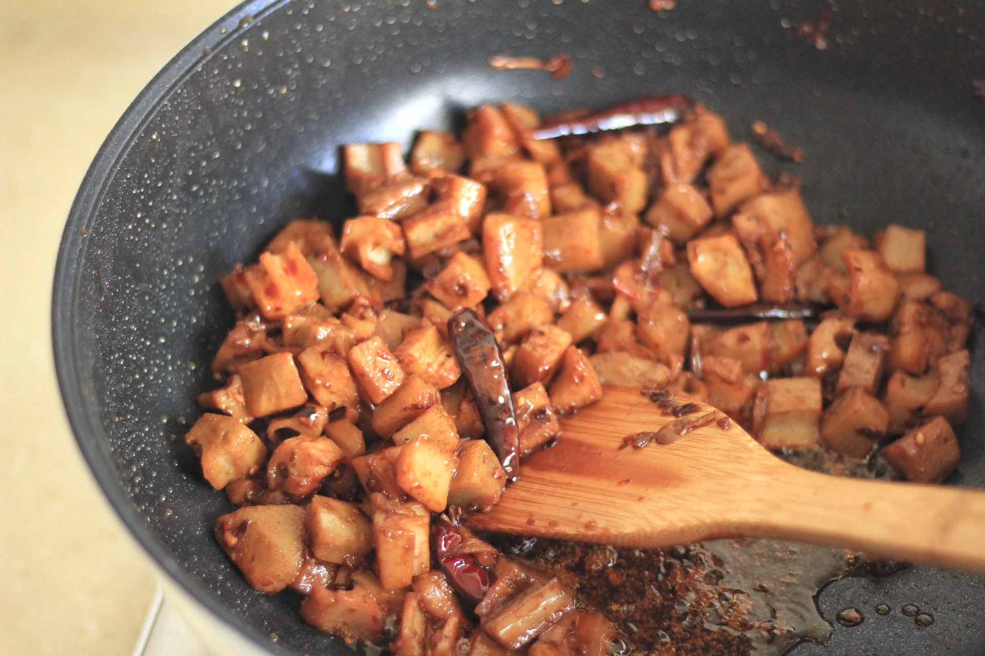 Mi cocina Light-&-Luxe: dados de raíz de loto con chile - Step 7