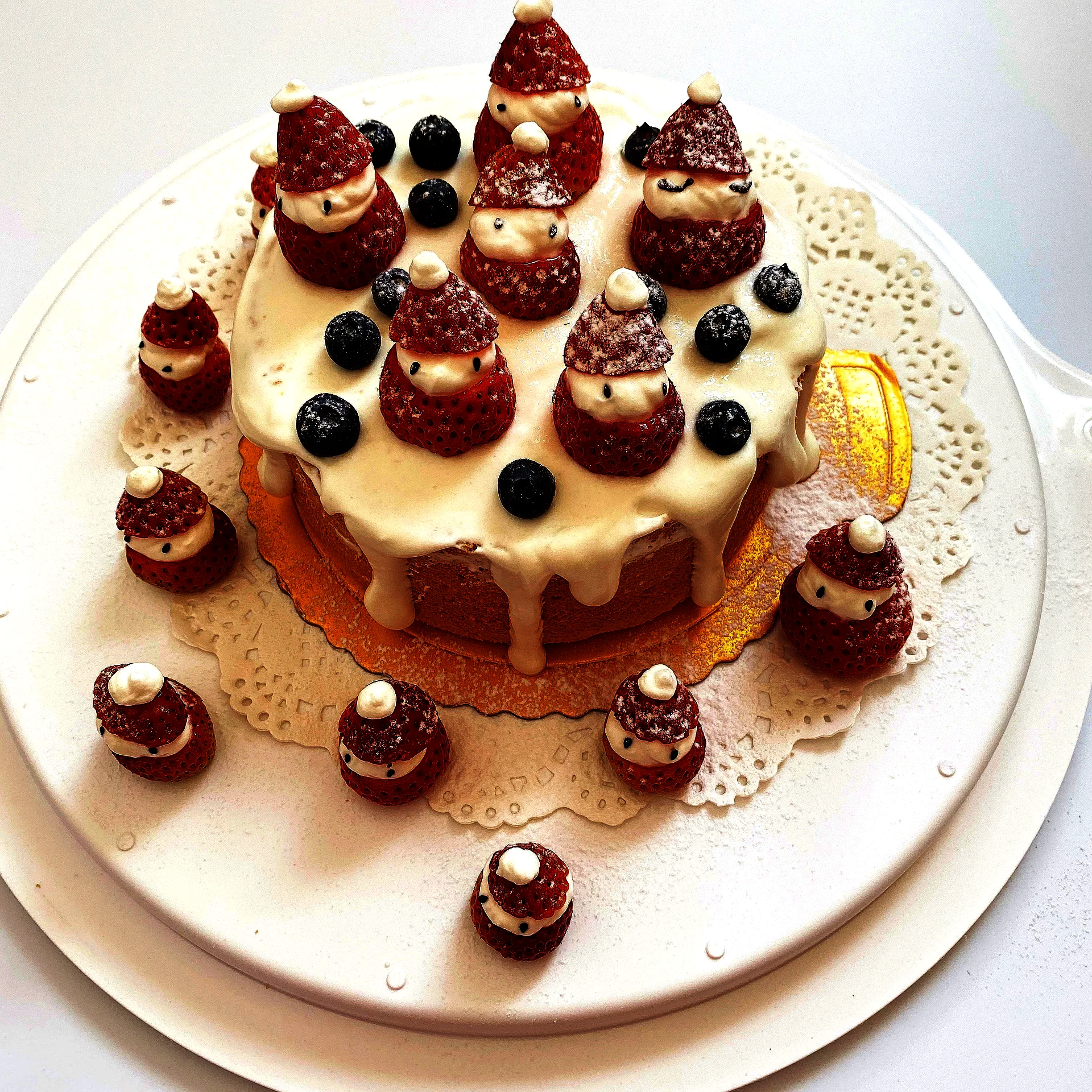 Fertiggestelltes Gericht von Schneemann-Erdbeer-Weihnachtskuchen