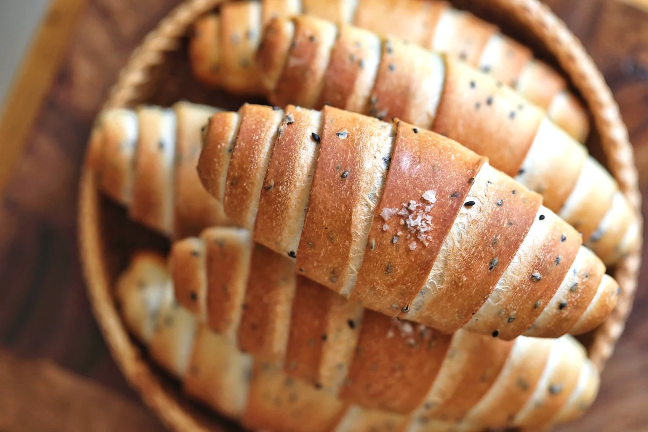 Fertiggestelltes Gericht von Schwarzsesam-Salzbrötchen