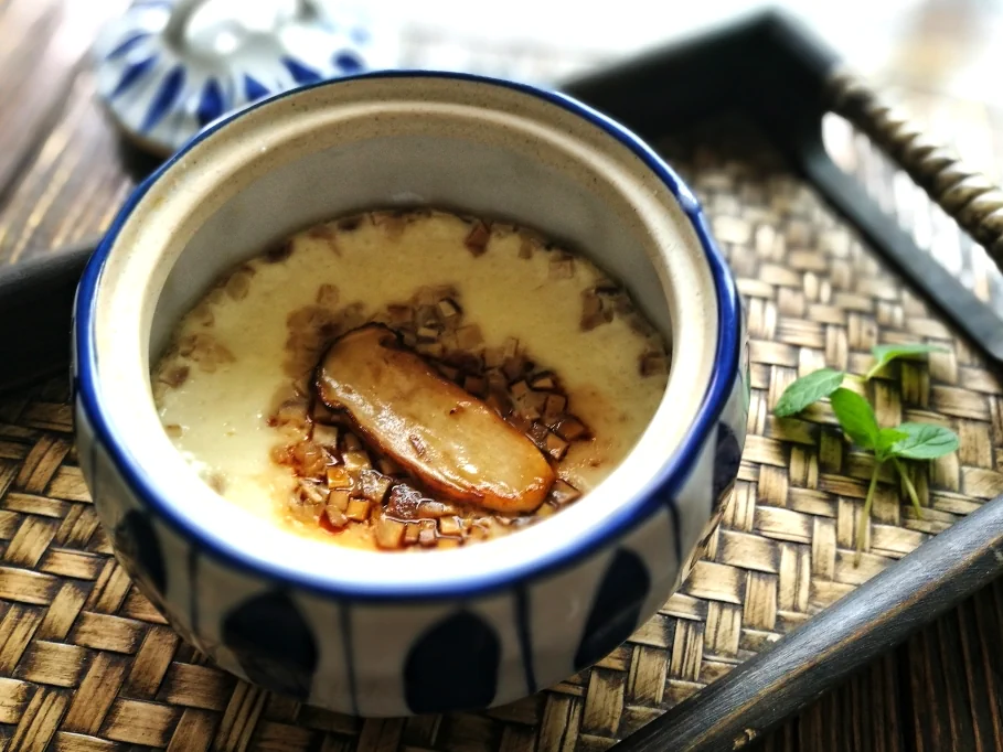 Foto do prato finalizado de Flan de ovo com Matsutake