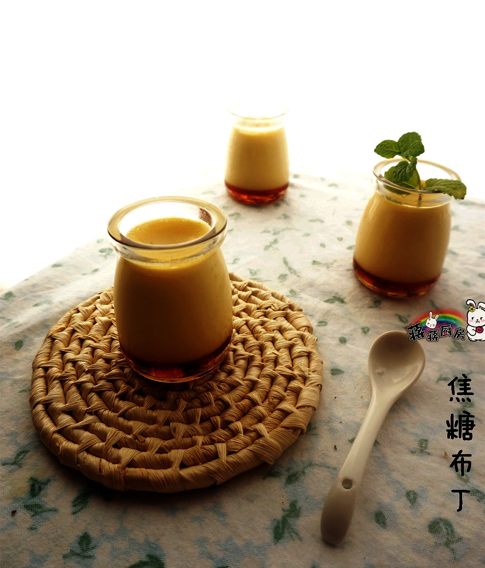 Photo du plat fini de Pudding au caramel dans des bouteilles ventrues