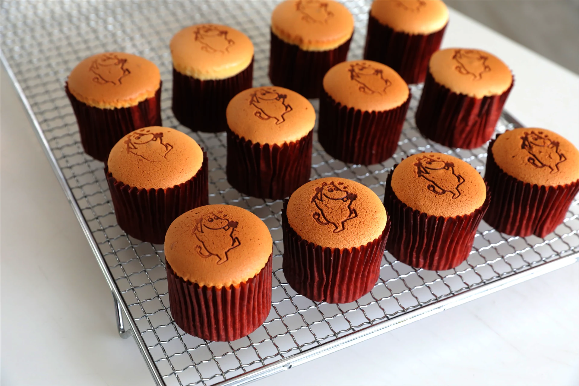 Fertiggestelltes Gericht von Zwei Notensätze für Chiffon-Cupcakes