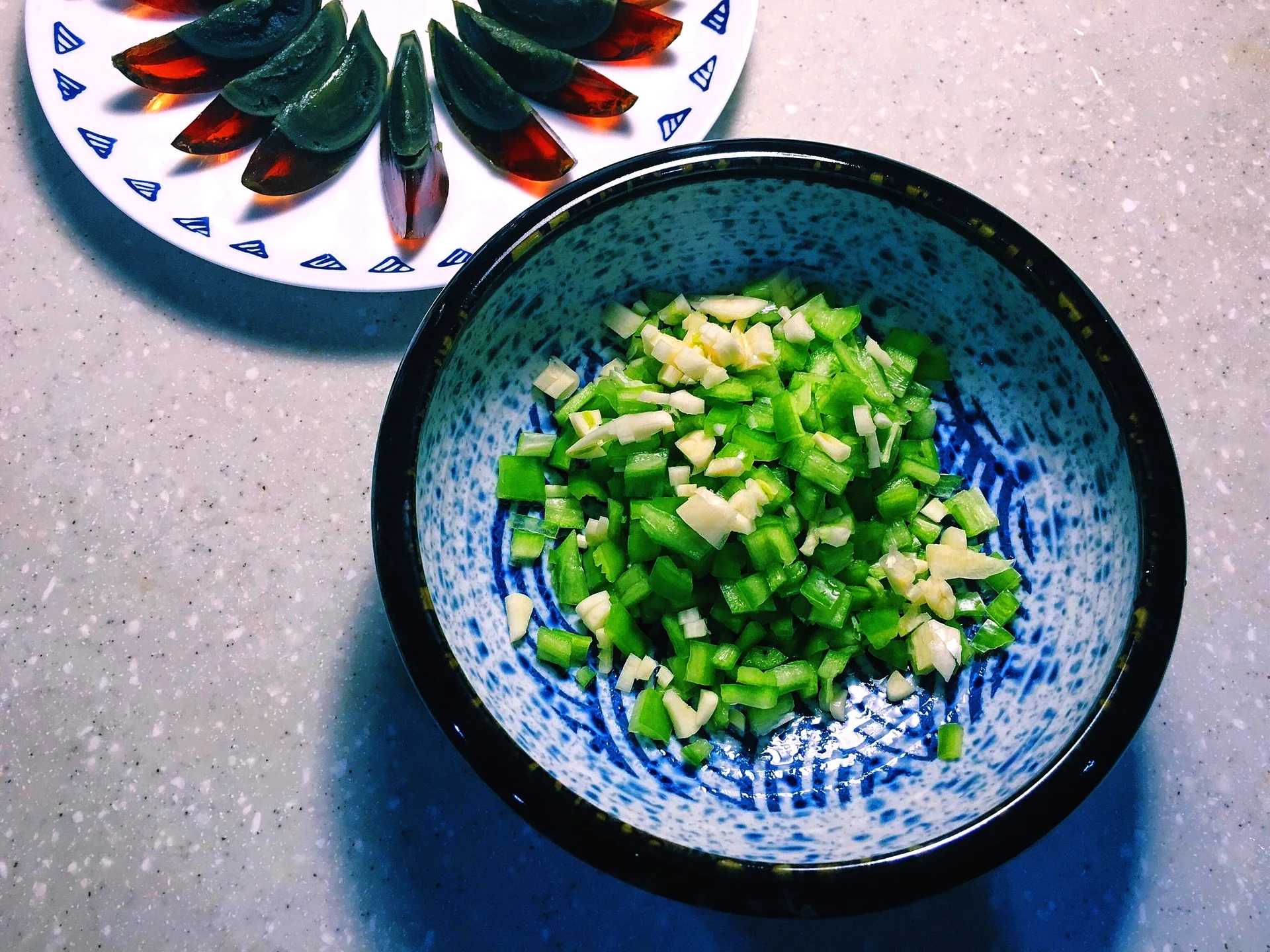 Pimientos verdes salteados con huevos centenarios - Step 3