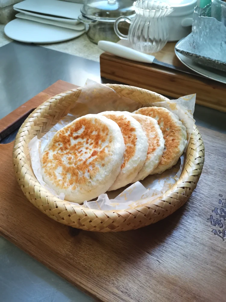 超柔软发面胡萝卜鸡蛋馅饼（凉了也不硬）的成品展示图