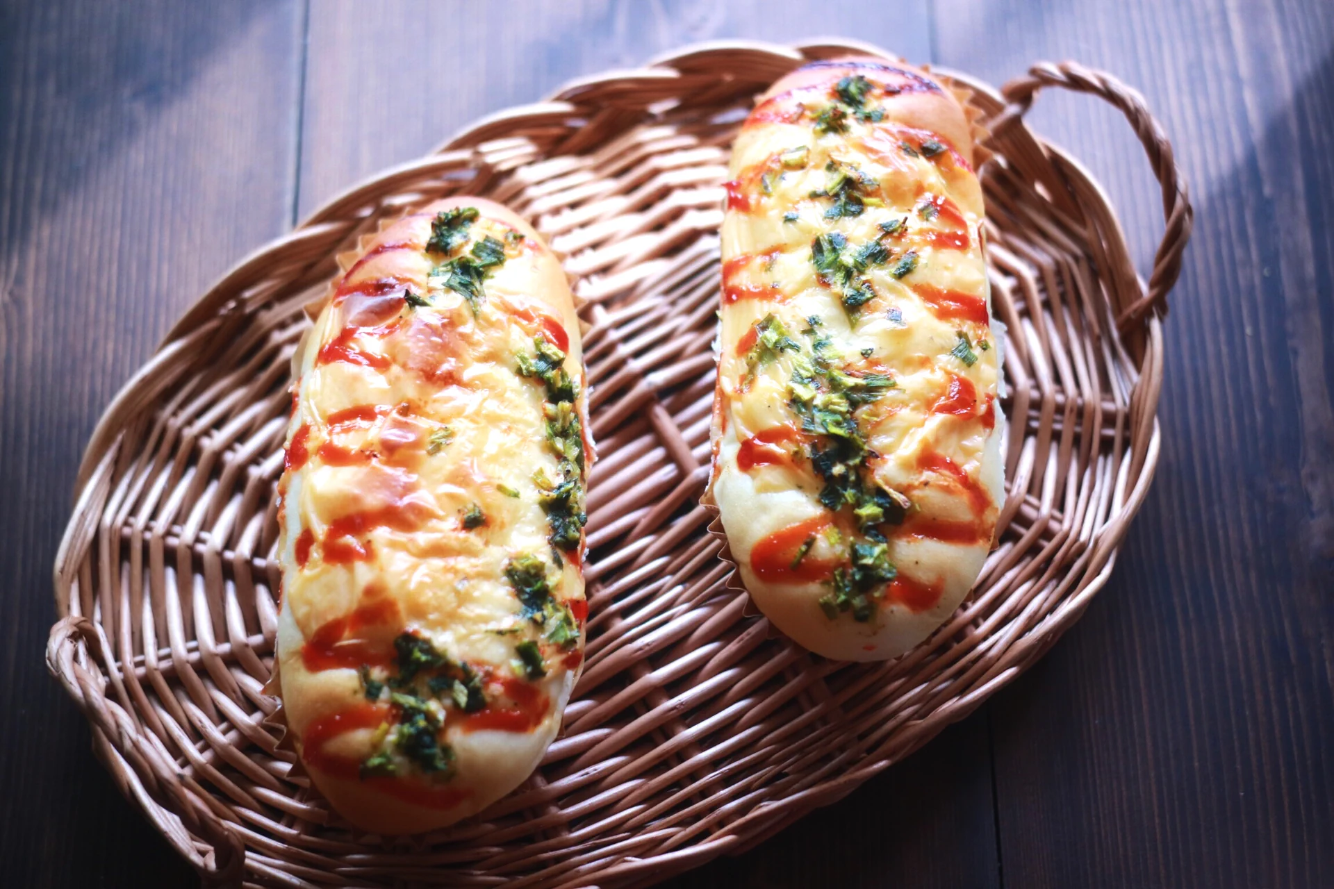 Fertiggestelltes Gericht von Pain mit Käse, Speck, Schinken und Frühlingszwiebeln