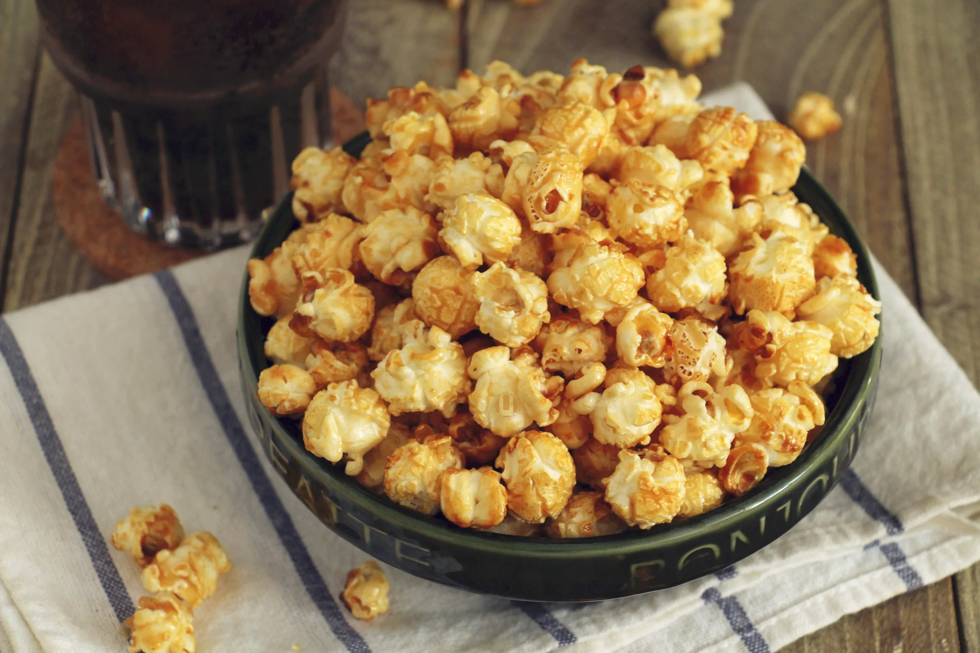 Photo du plat fini de Pop-corn au caramel salé (avec recette bonus de « Fat Americano »)