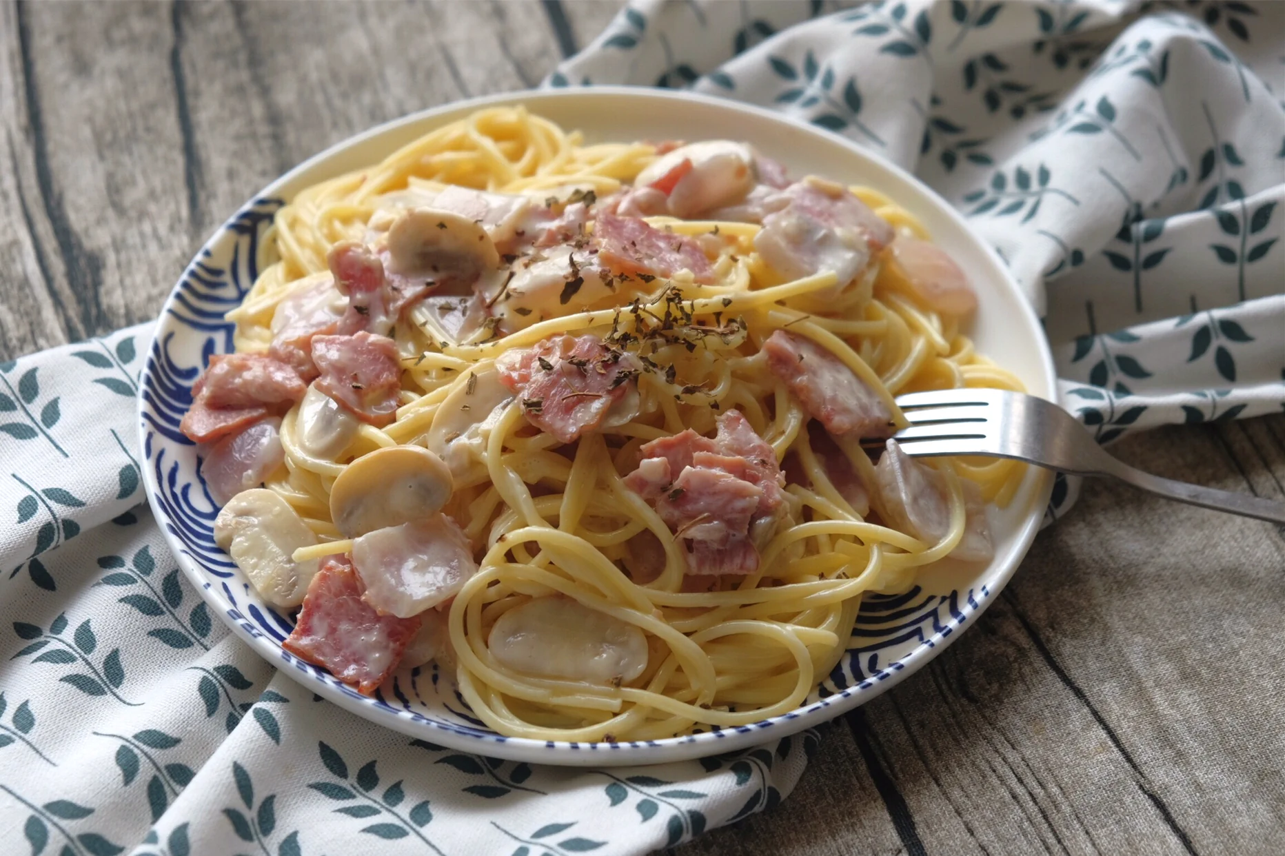 Foto del plato terminado de Espaguetis cremosos con champiñones y beicon