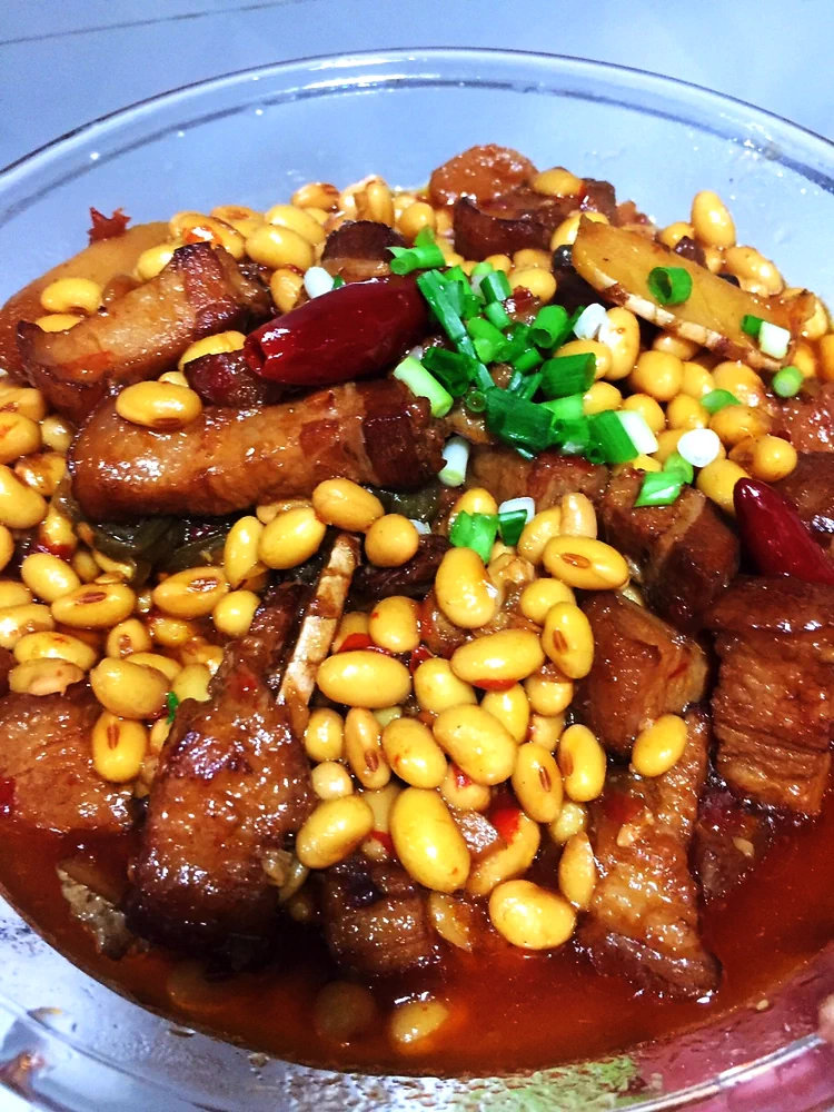 Foto del plato terminado de Panceta de cerdo estofada casera con soja