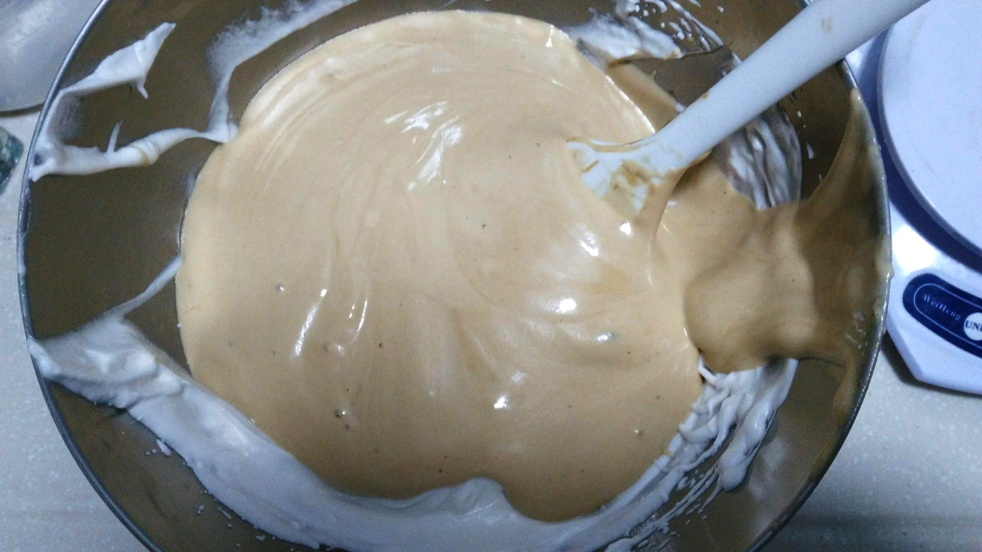 Sabor mejorado: chiffon de café y Baileys (molde rectangular de 17‑18 cm con chimenea) - Step 10