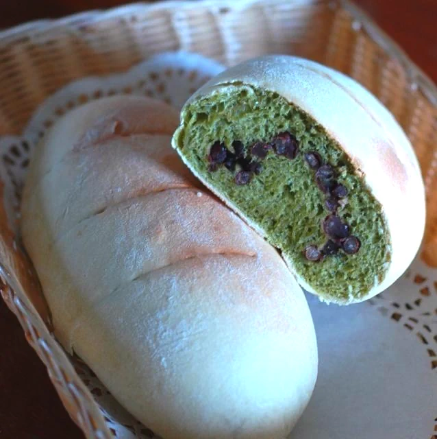 Foto del plato terminado de Pan de matcha con frijoles rojos