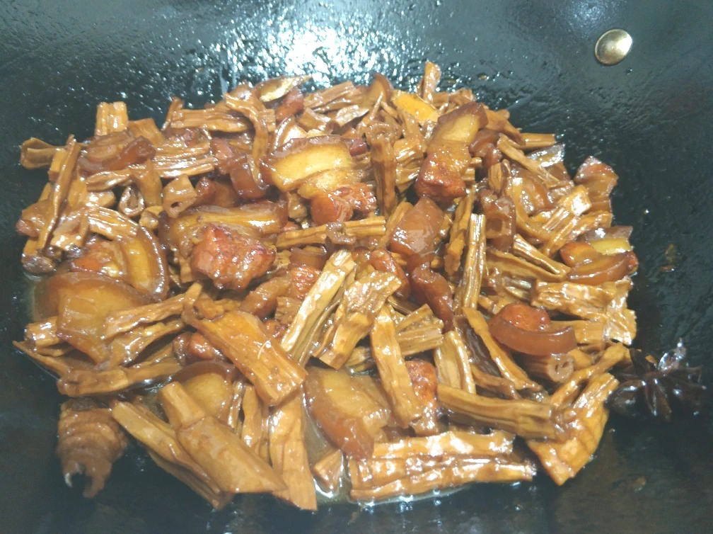 Foto del plato terminado de Cerdo estofado con brotes de bambú