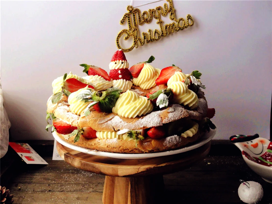 슈 반죽 링 케이크 - 크리스마스에 딱 어울리는 디저트의 완성된 요리 사진