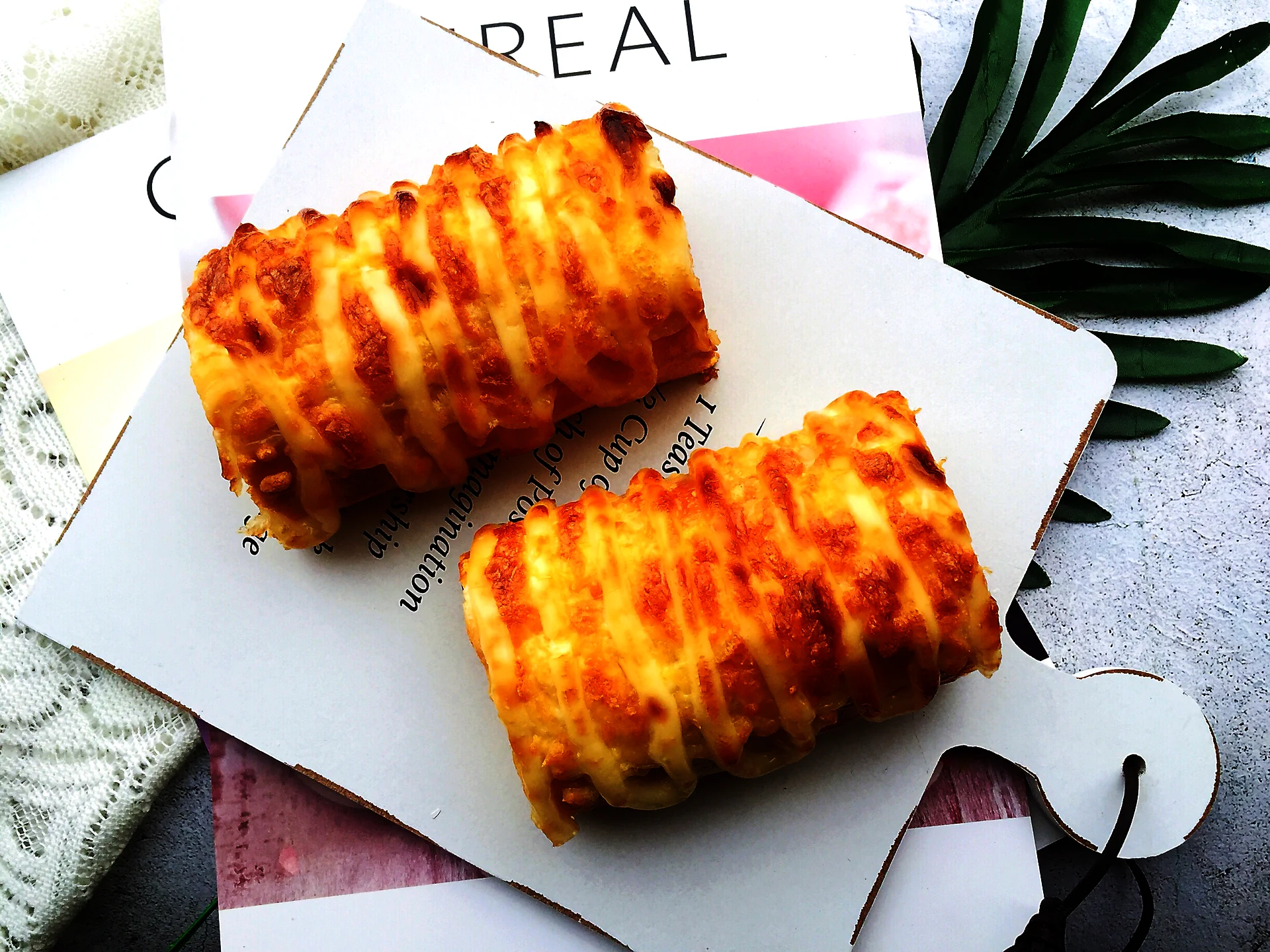 Fertiggestelltes Gericht von Fleisch-Käse-Biskuitrolle (Die Begegnung von Käse und Kuchen)