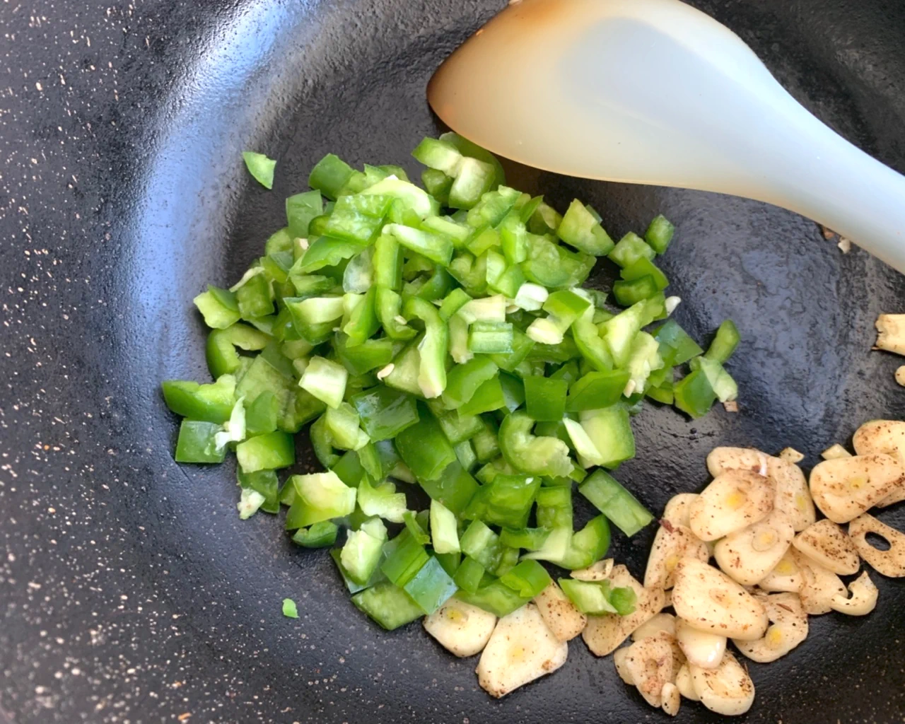 Espaguetis integrales con chile verde, huevo centenario y cacahuetes picantes triturados [Plato saludable todo en uno] - Step 4