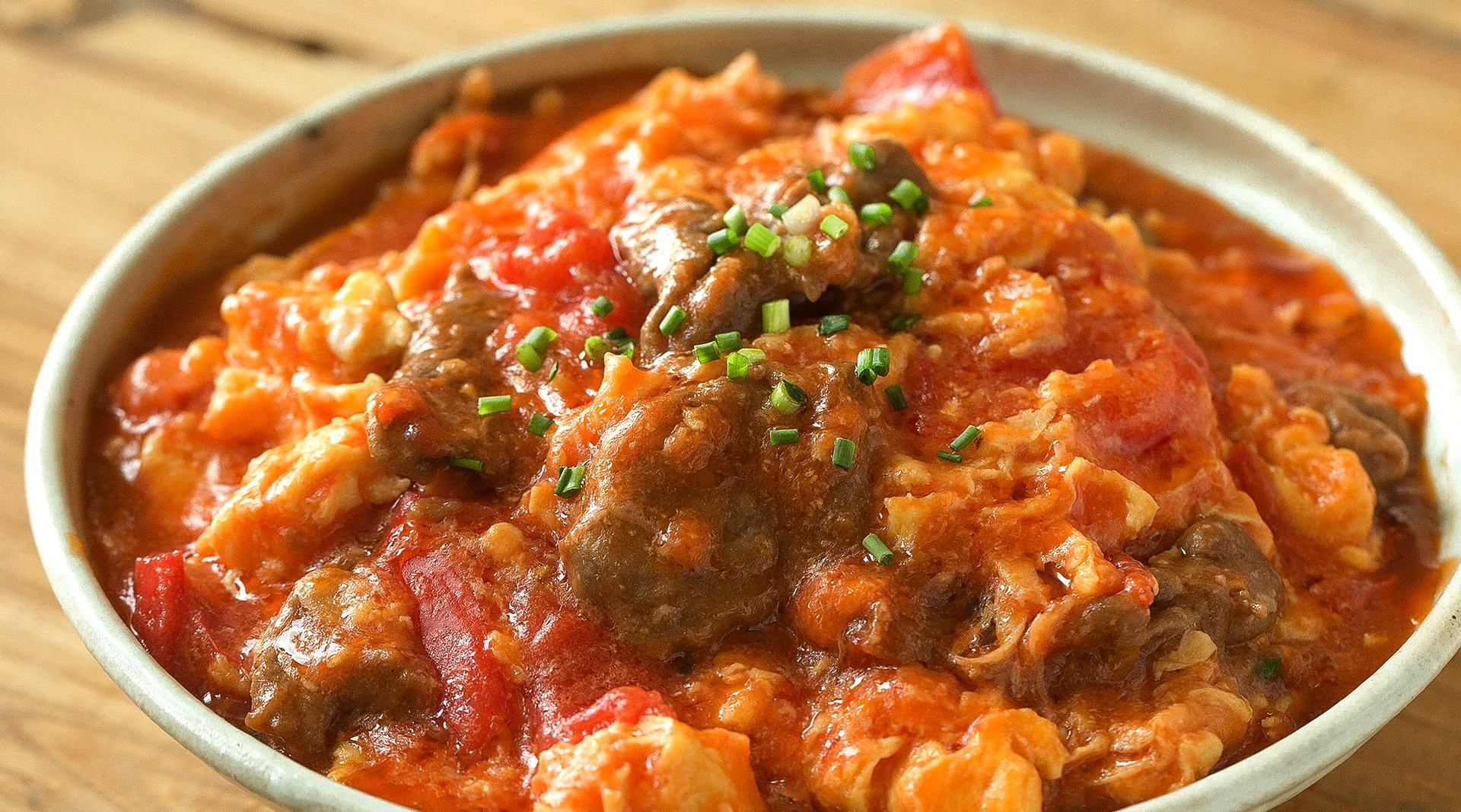 Fertiggestelltes Gericht von [Rührei mit Tomaten und Rindfleisch] Eine köstliche Note für das Rührei mit Tomaten, zart und lecker perfektioniert!