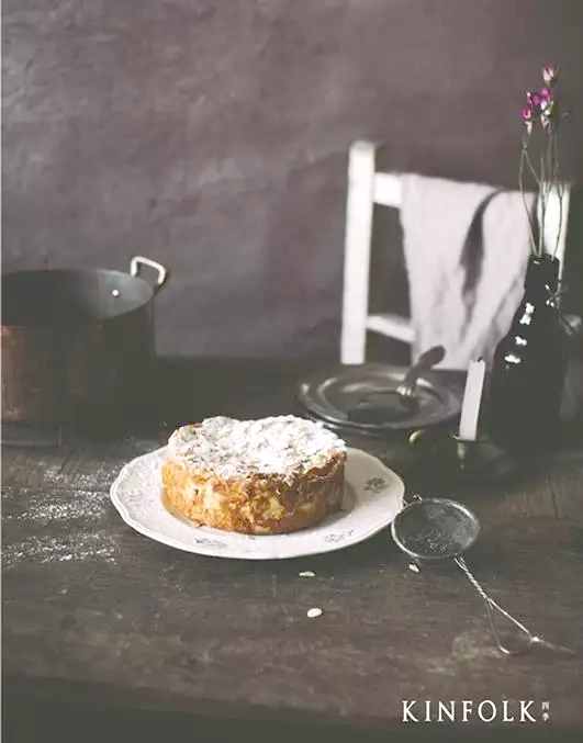 Fertiggestelltes Gericht von Traditionelles französisches Dessert: Clafoutis mit Mandeln und Birnen