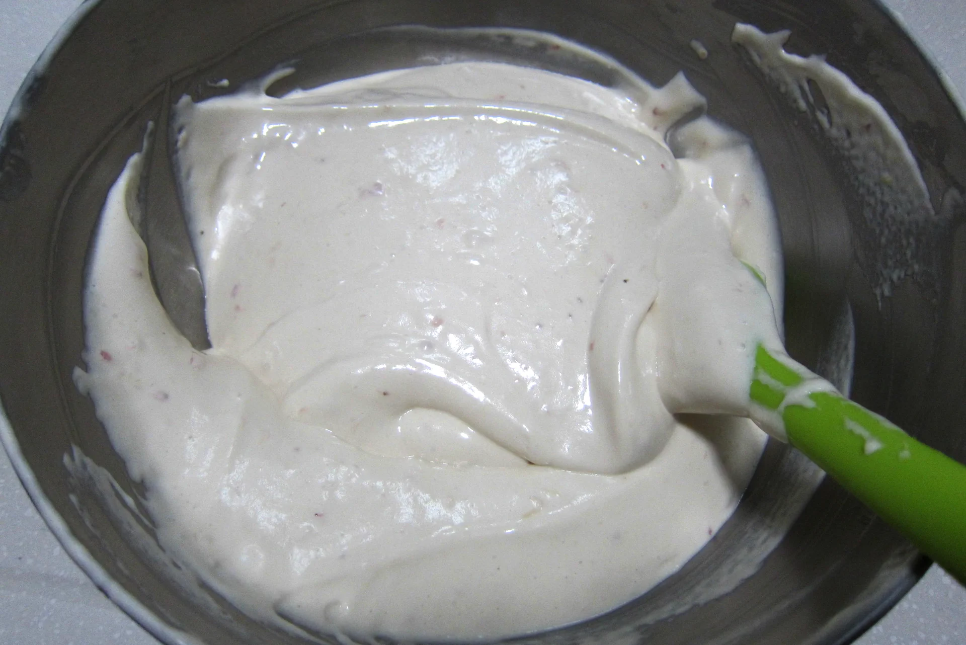 Suave y esponjoso – bizcocho chiffon con mermelada de fresa - Step 9