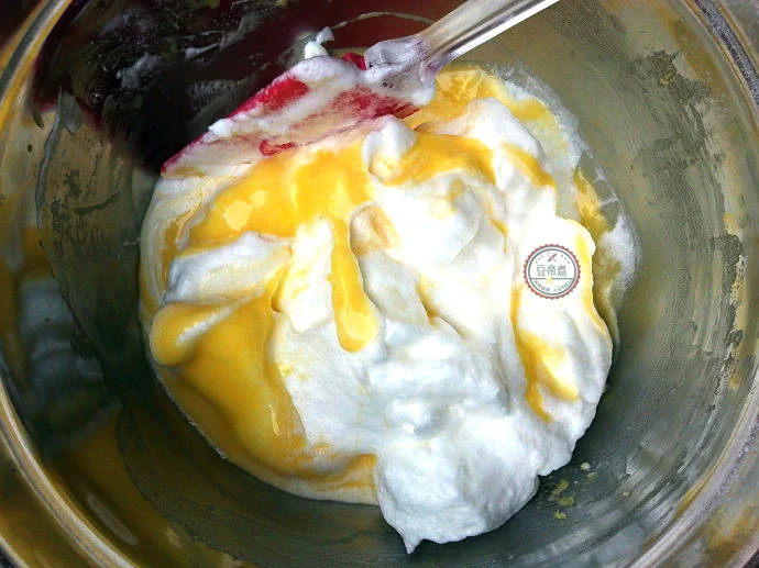 Pastel de bizcocho con arándanos rojos (Chiffon Cake) - Step 7