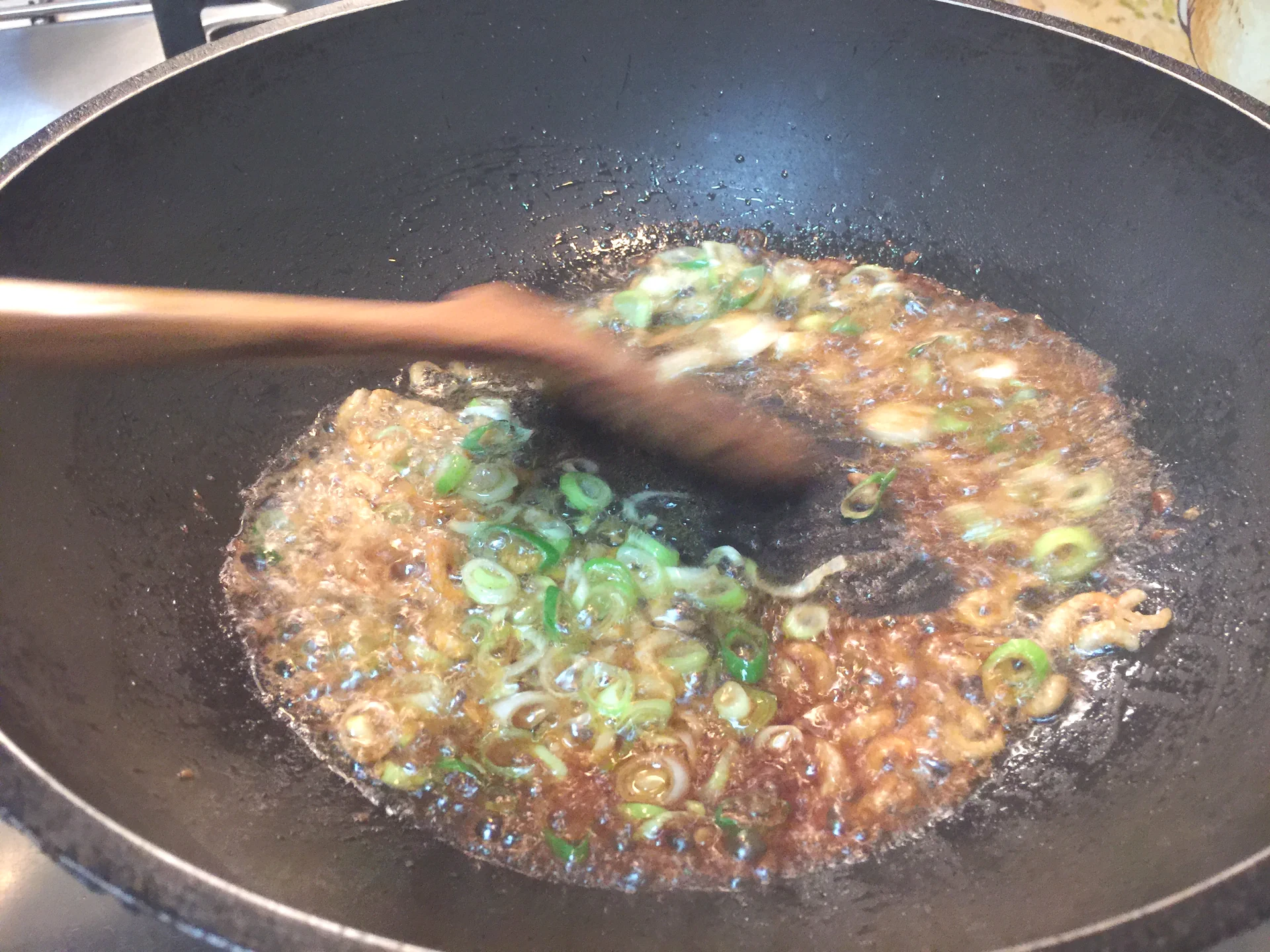 Lechuga salteada con gambas secas del hermano mayor Datou - Step 9