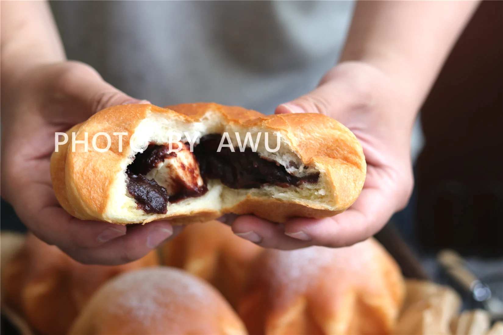 Fertiggestelltes Gericht von Brioche mit süßer Bohnencreme und Frischkäse