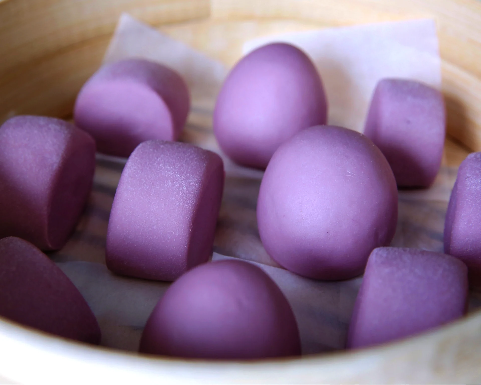 Fertiggestelltes Gericht von Milchbrötchen mit Lila Süßkartoffeln (Einmalige Fermentation)