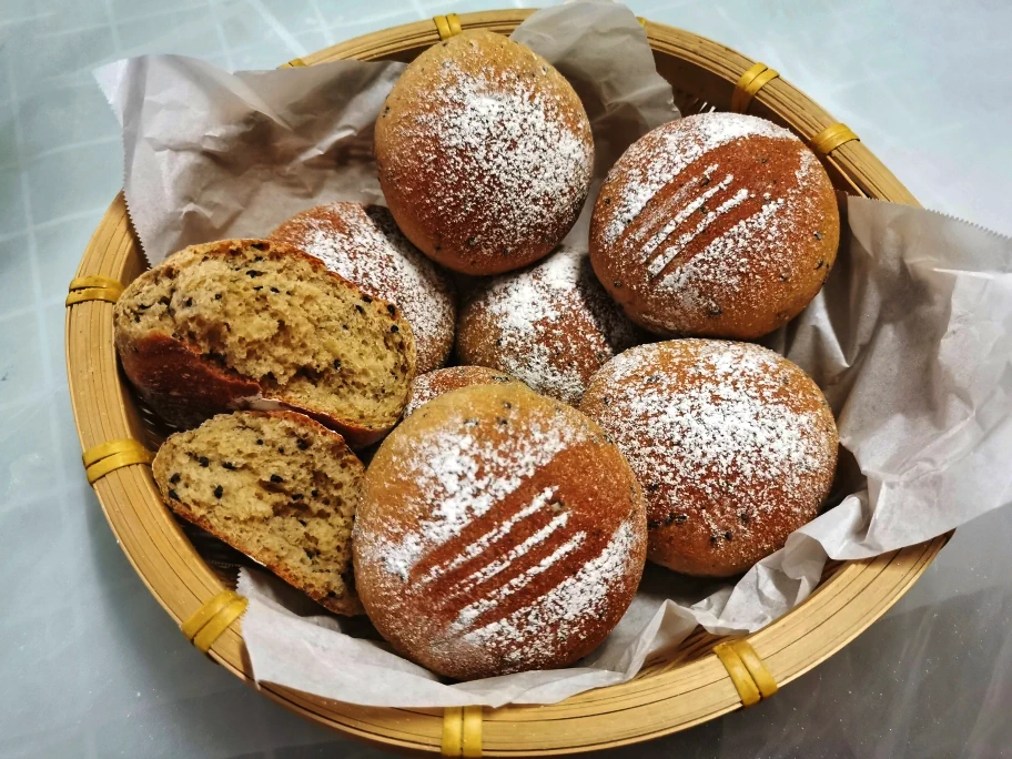 Finished dish photo of 100% Whole Wheat Black Sesame Buns (Single Fermentation)