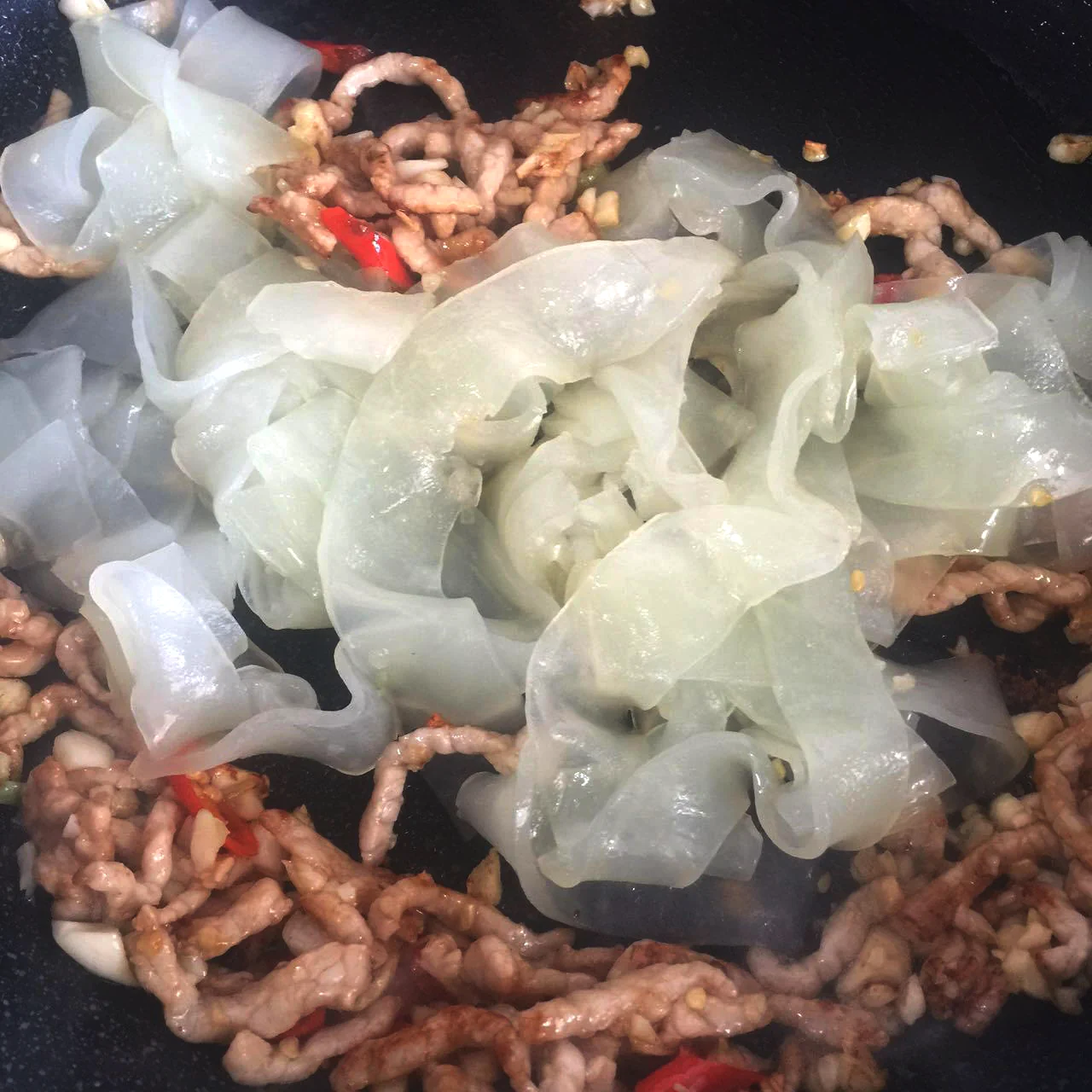 Plato favorito de la infancia en Bengbu: tallarines de judía mungo salteados con cerdo en tiras finas - Step 8