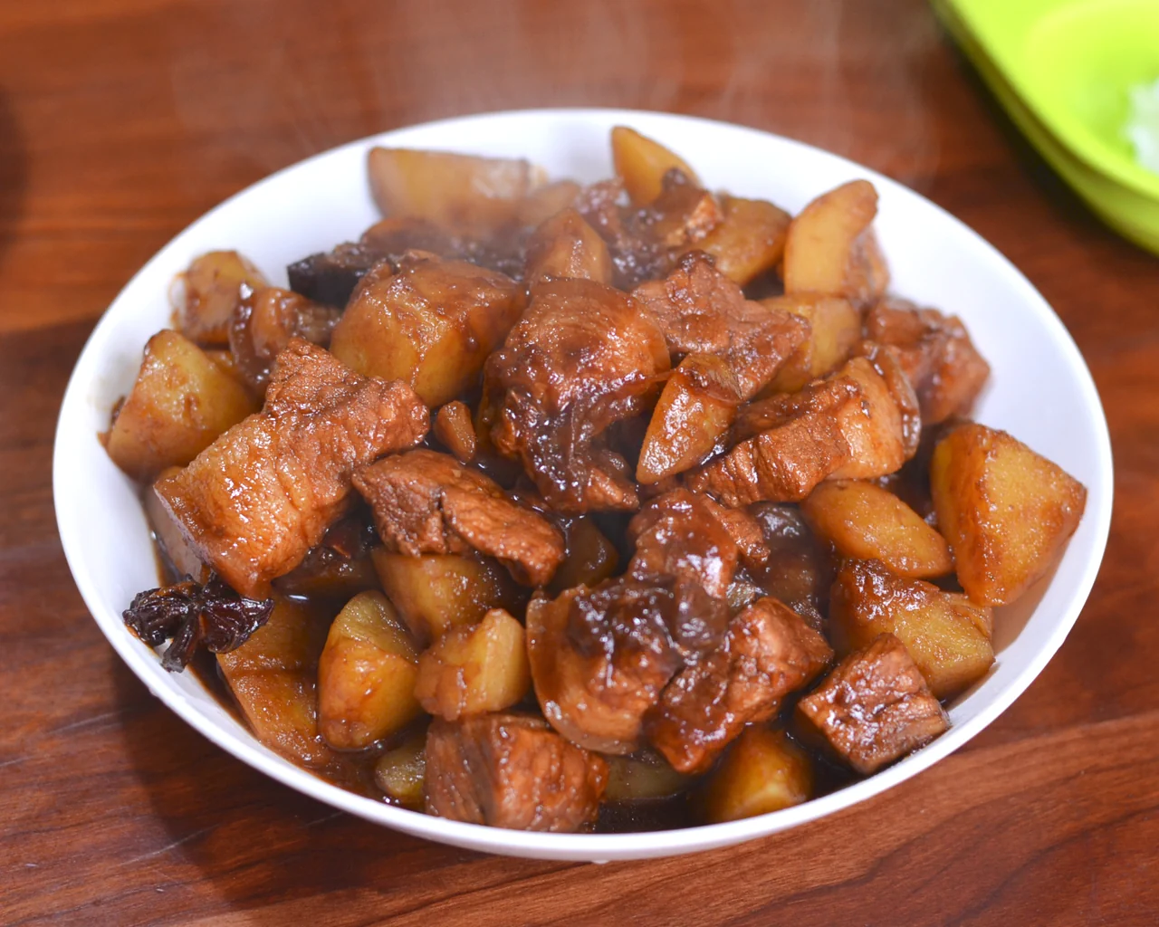 Foto del plato terminado de Rebanadas de panceta estofadas con papas - La receta definitiva de acompañamientos