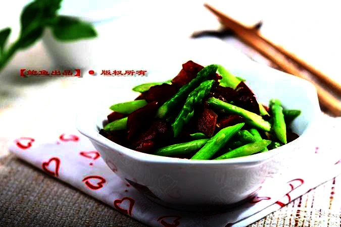 아스파라거스와 건조 육류 볶음 요리의 완성된 요리 사진