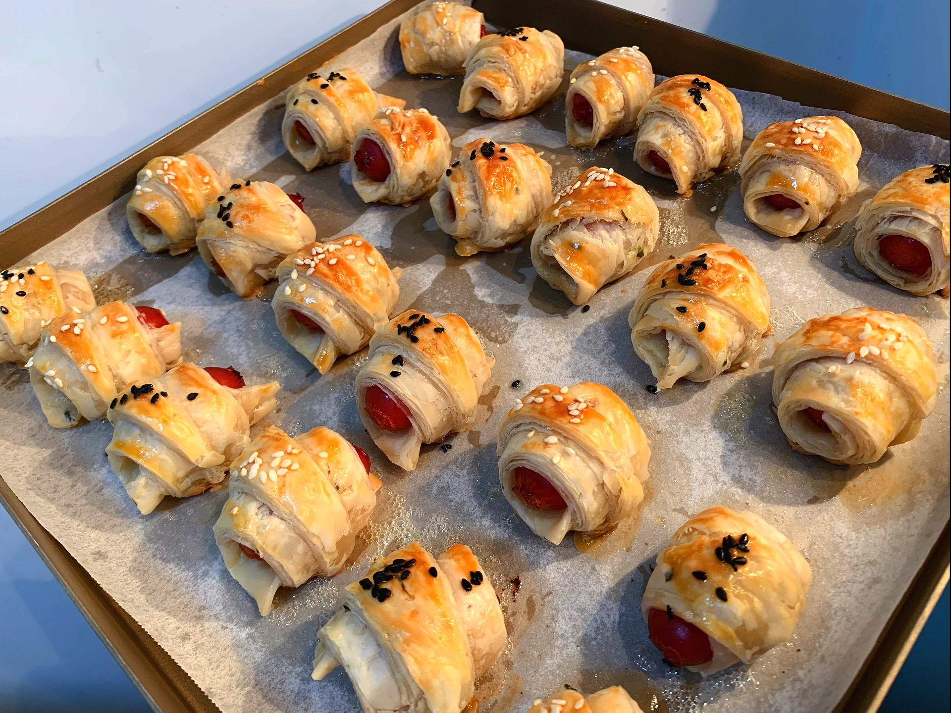 Fertiggestelltes Gericht von Wurst-Croissant 🥐 (Version mit Blätterteig-Pfannkuchen)