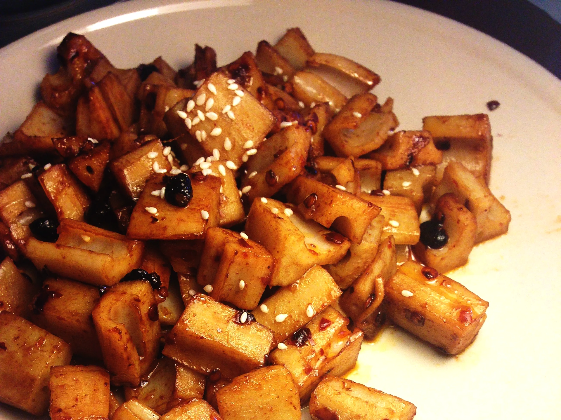 老干妈香炒藕丁的成品展示图