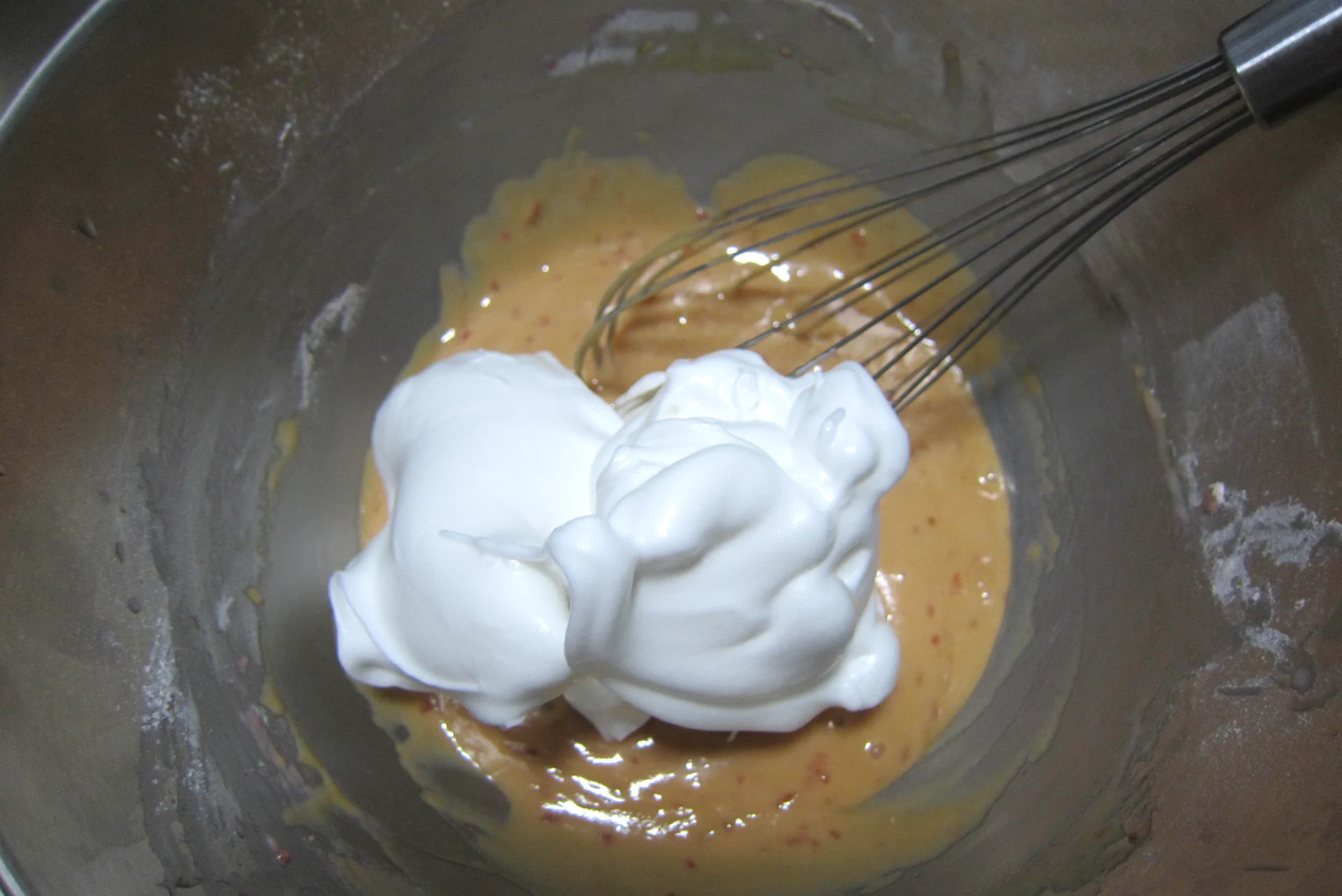 Suave y esponjoso – bizcocho chiffon con mermelada de fresa - Step 7
