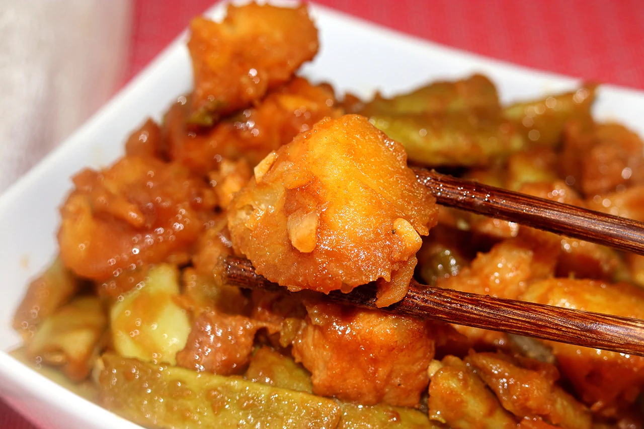 Fertiggestelltes Gericht von Geschmorte Schweinebauch mit roten Bohnen und Kartoffeln￨So köstlich, dass es zum Weinen ist