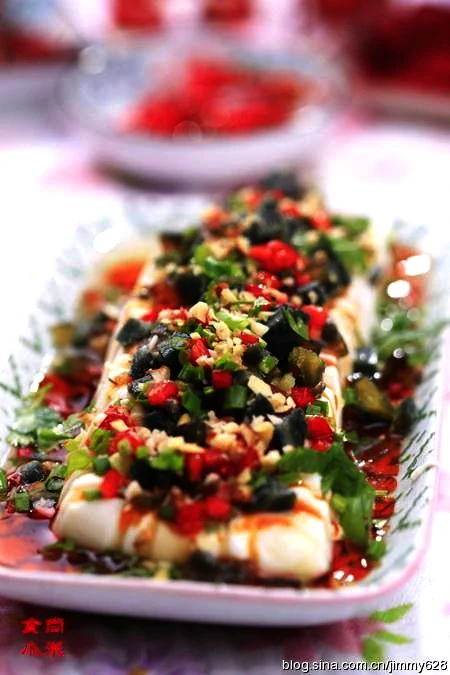 Fertiggestelltes Gericht von Tofu mit Tausendjährigen Eiern