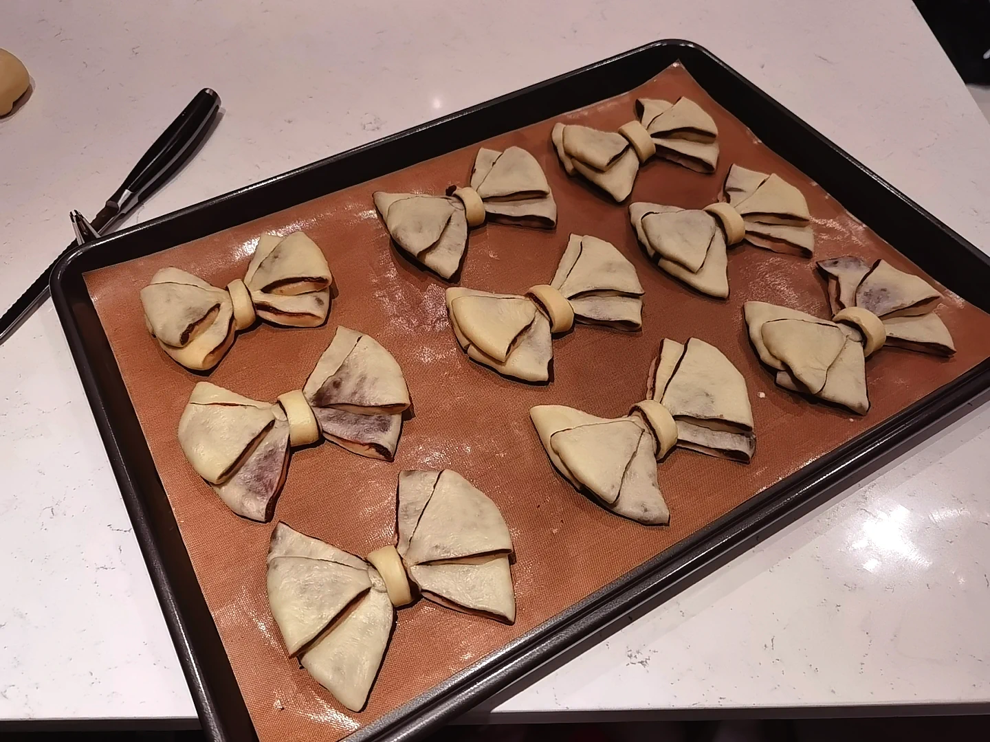 Bonitos y deliciosos panecillos en forma de lazo 🎀 con pasta de judías rojas - Step 13