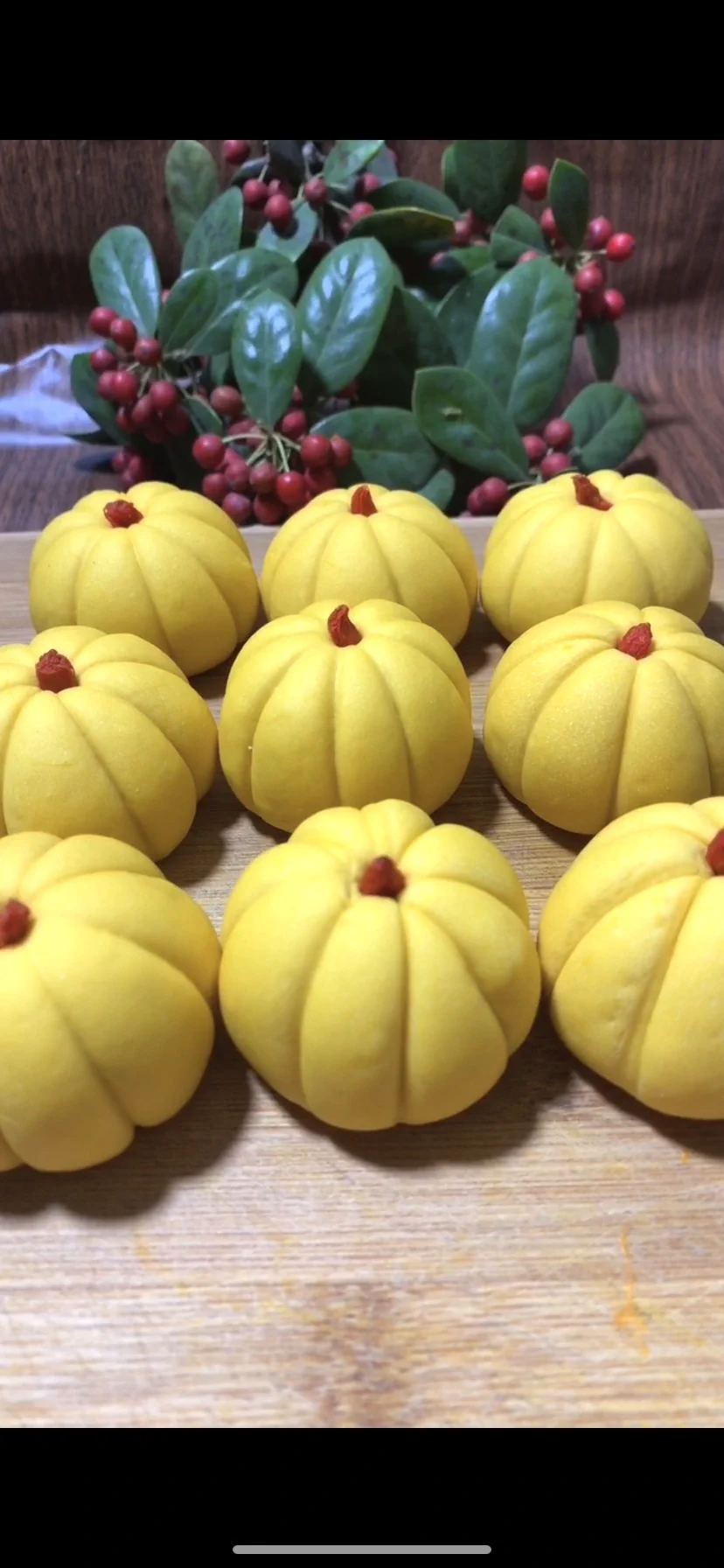 Foto del plato terminado de Panecillos al vapor de calabaza de Halloween (con un solo levado): los niños siempre quieren más