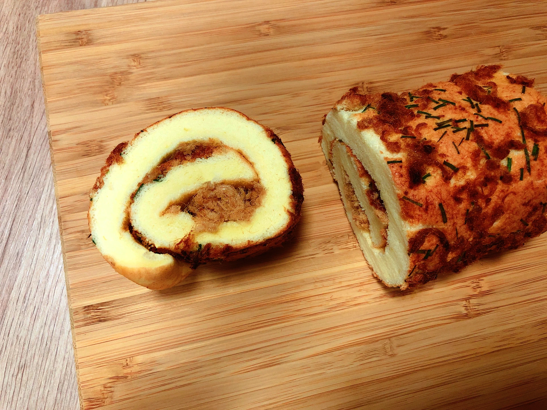 Fertiggestelltes Gericht von Schalotten- und Schweinewoll-Rolle