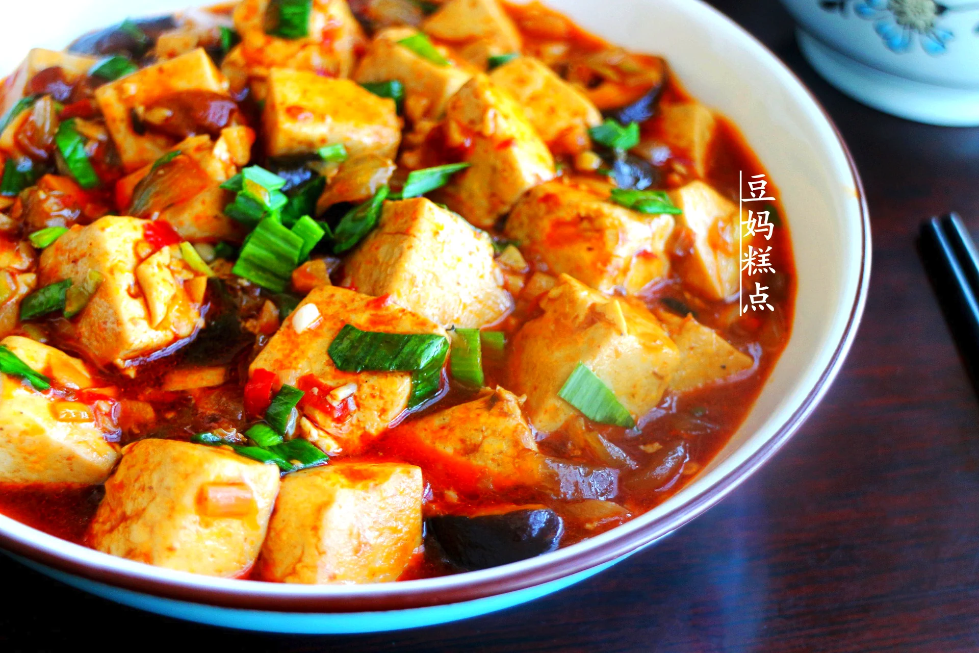 Foto do prato finalizado de Receita simples de Mapo Tofu vegetariano, você vai querer duas tigelas mesmo sem carne