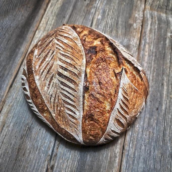 둥근 빵 잎사귀 무늬 쿠프 가이드의 완성된 요리 사진