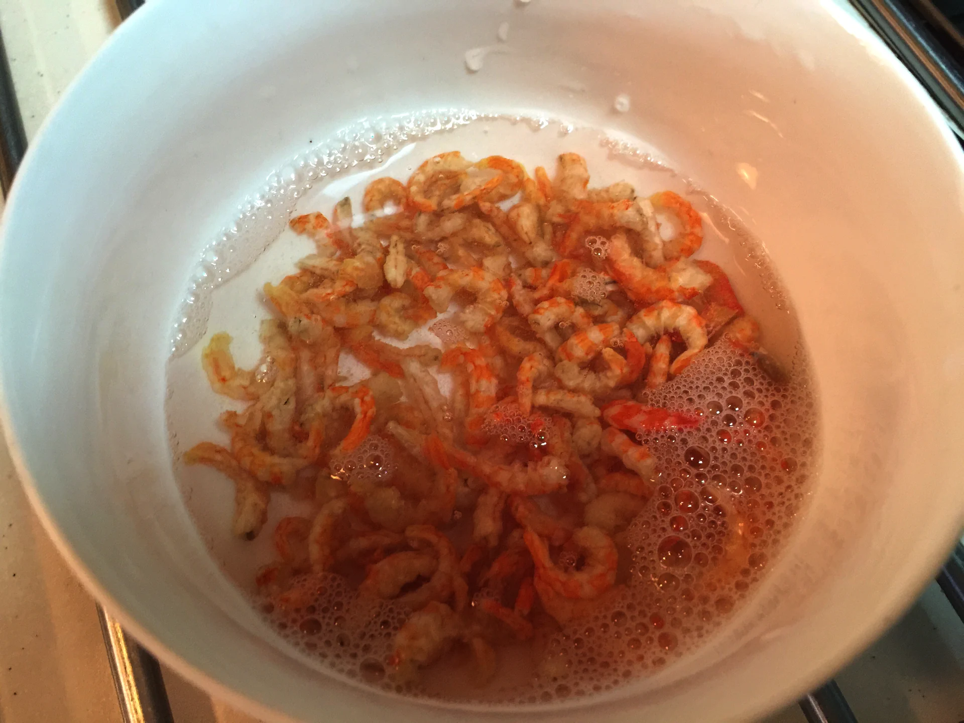 Lechuga salteada con gambas secas del hermano mayor Datou - Step 2