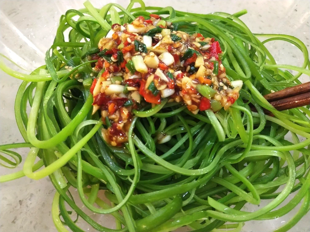 にんにくの芽の細切り冷製マリネの完成品の写真