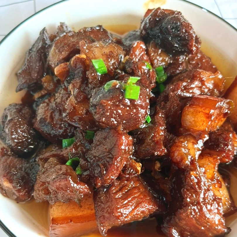 Photo du plat fini de Braisé de Poitrine de Porc aux Prunes