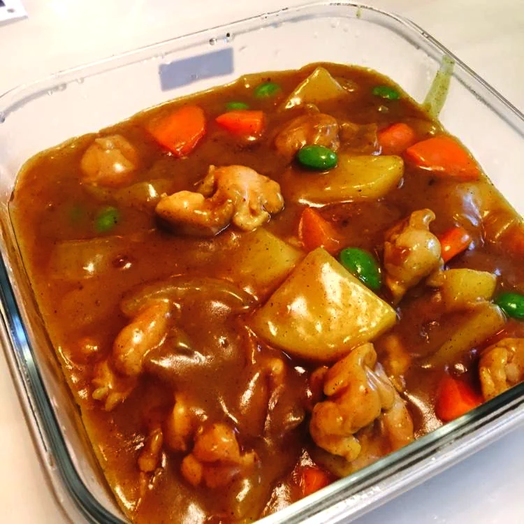 카레 풍미의 닭고기 조림의 완성된 요리 사진