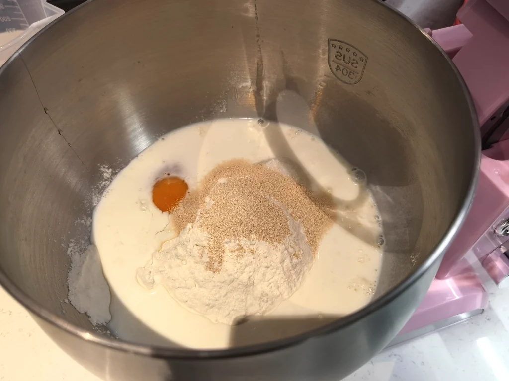 Bonitos y deliciosos panecillos en forma de lazo 🎀 con pasta de judías rojas - Step 2