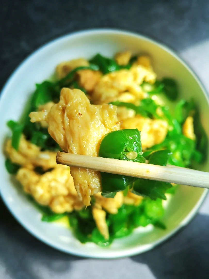 美味しいピーマンと卵のフライパン料理の完成品の写真