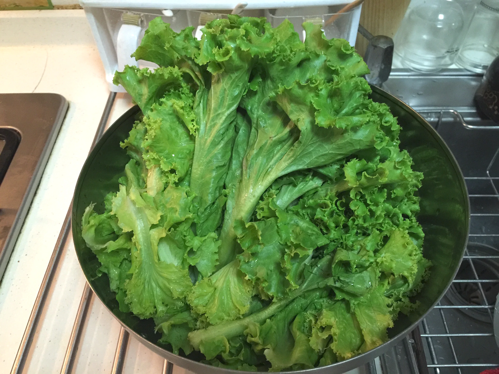 Lechuga salteada con gambas secas del hermano mayor Datou - Step 1