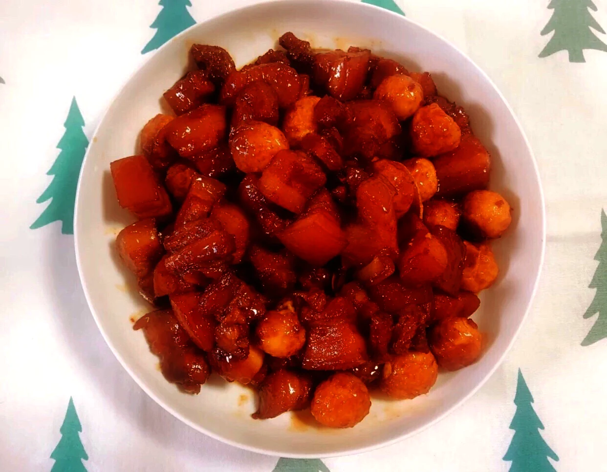 Foto del plato terminado de Panceta de cerdo estofada con huevos de codorniz